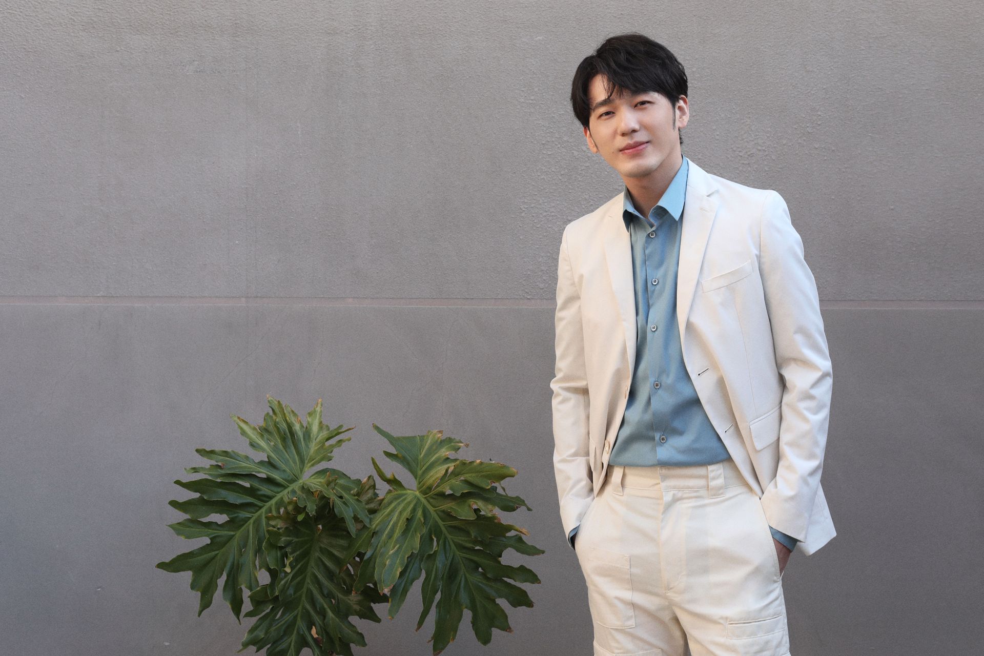 白宇着白色西装内搭浅色衬衫,气质不减当年,青春气十足