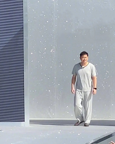 跑男睡衣趴,沙溢似遛弯大爷郭麒麟普通,看到蔡徐坤:心动的感觉