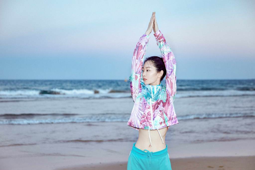 宋轶这一身真独特裤子一深一浅两个颜色配针织衫显得腰超细