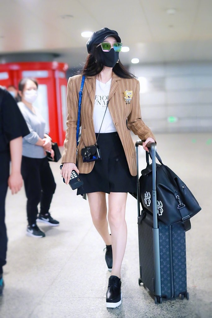 范冰冰练出"酒杯腿",穿条纹西装配黑色短裙,像极了16岁少女