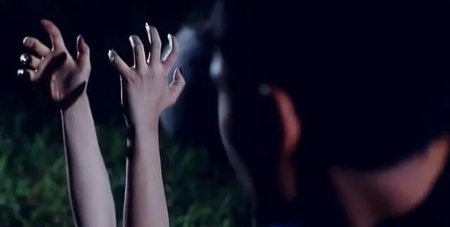 长了张《山村老尸》楚人美的脸,身体里却住着"柯南"的灵魂