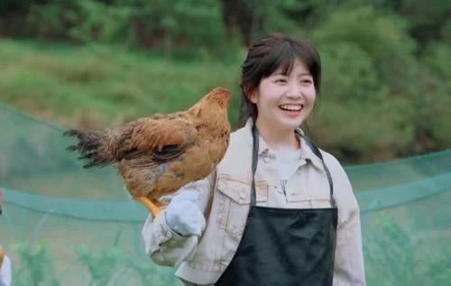 队友都穿鞋套进鸡窝,谁注意杨超越?农村孩子最后的体面?