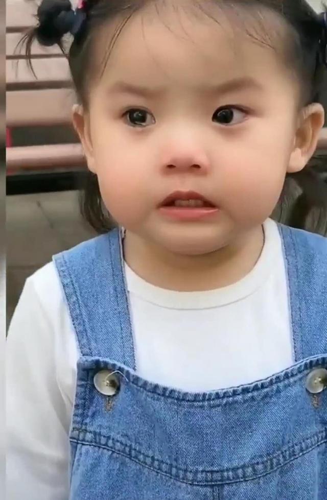 妈妈与女儿在小区里相遇,女儿立马就想起了伤心事,眼里的泪珠不停的打