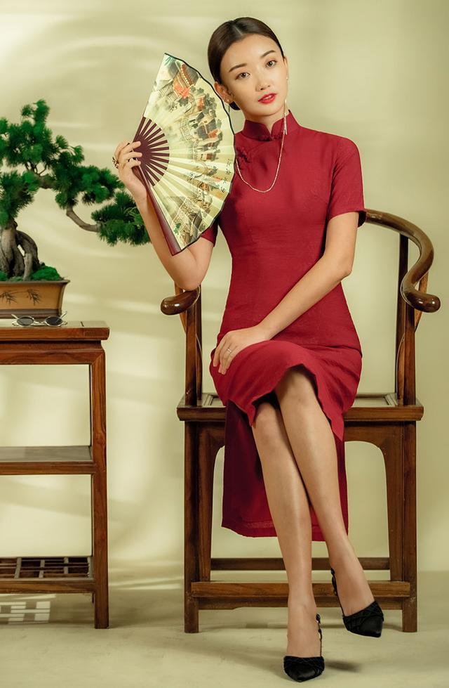 中年女人靠气质取胜,今年流行的是"旗袍",这样穿美翻了!