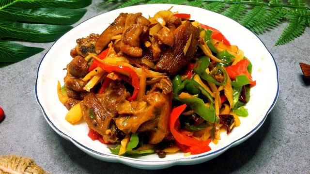爱吃鸭肉的,美味可口的青椒鸭肉块就是一个很棒的选择了呀