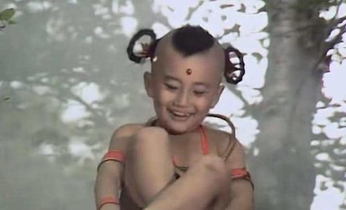 在做采访的时候,幼儿园的小朋友普遍都比较害羞,唯独赵欣培非常的大胆