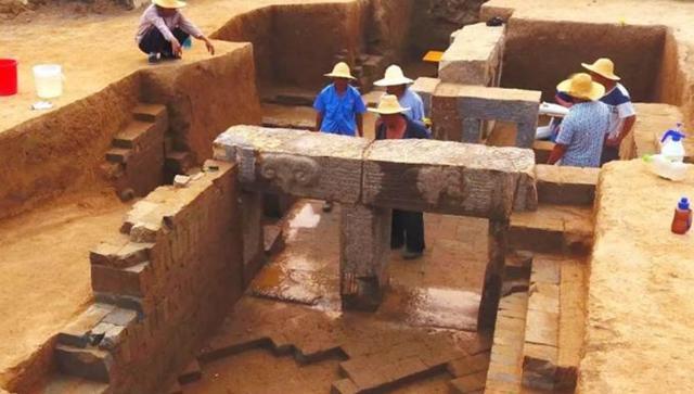 清朝诰命夫人墓出土,遗体下黑色物体揭秘她生前的悲惨一生