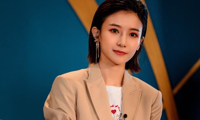 蔡紫加盟新综艺不温不火,还好只上四期,重返央视主持《传家》