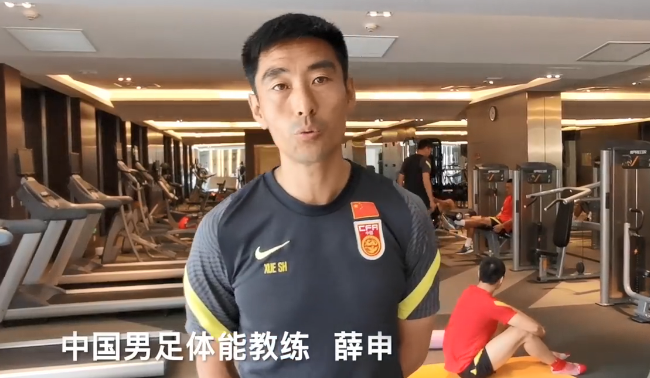 国足教练薛申带你做足球热身,艾克森亲身示范"反应慢要受罚"!