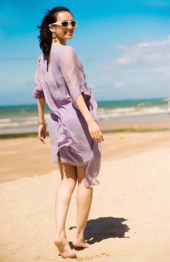 章子怡早期沙滩照曝光看到她双手掐腰的那一刻网友妙不可言