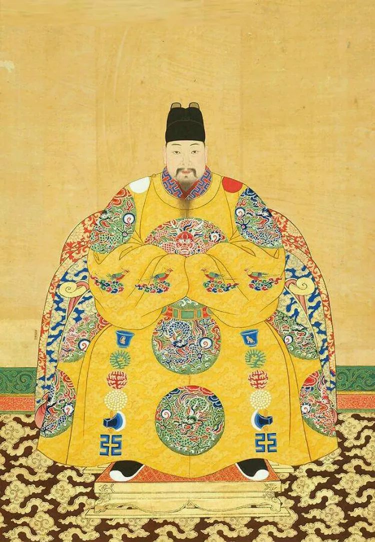 (兴献王朱祐杬画像)就这样,朱棣的庙号由原来的"太宗"升级为"成祖"