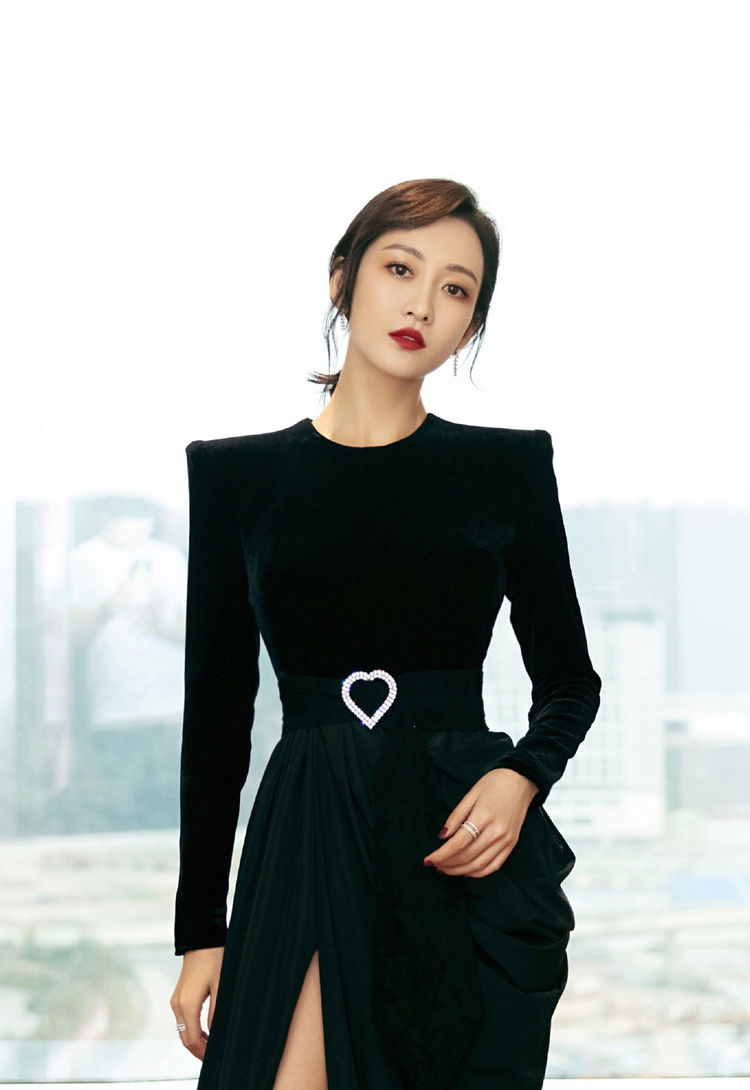 看了王鸥才知道什么叫攻气十足,一身皮质西装配红唇,又a又美