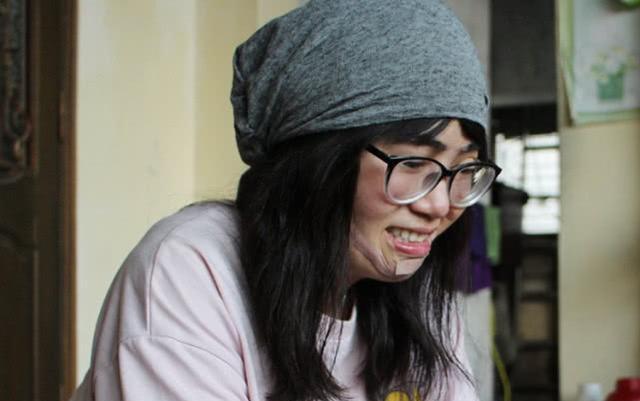 女子被前夫泼硫酸面容全毁,想自杀却因女儿的一句话而活下来