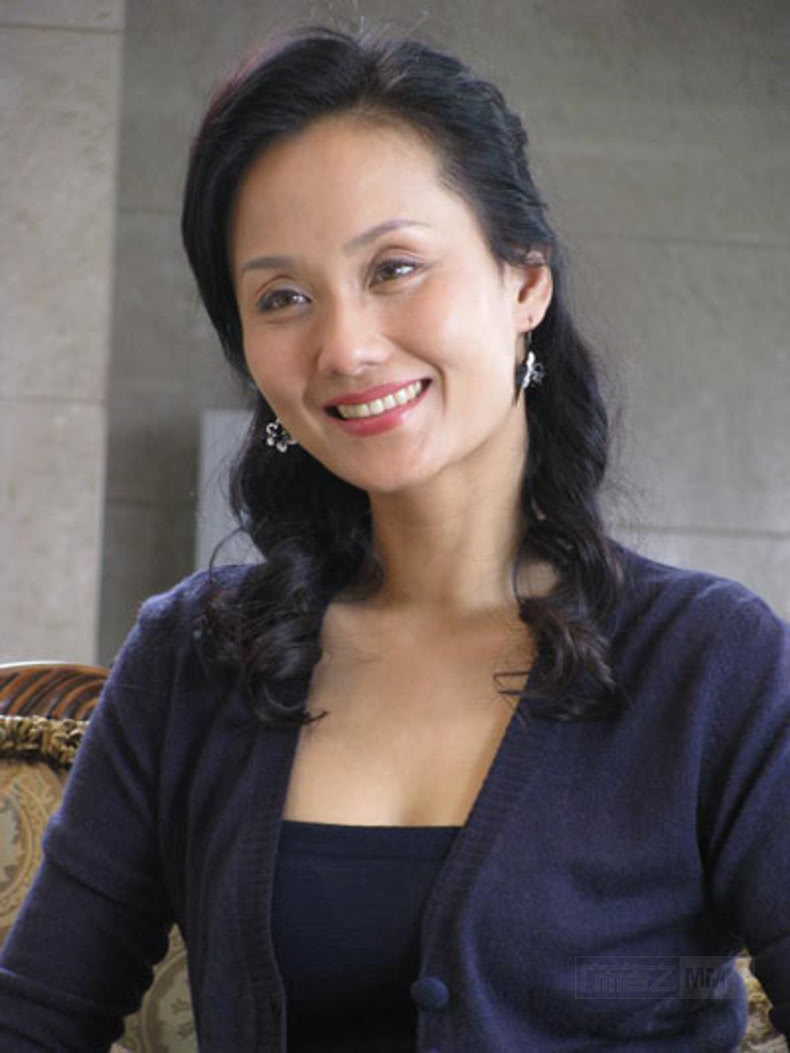 李颖在很多影视作品中都以知性干练的形象亮相荧屏,凭借出色演技和