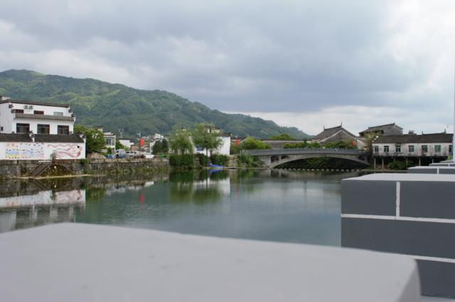 但就是这样一个弥漫着古典,雅致气息的徽州小镇,当我开着象征科技