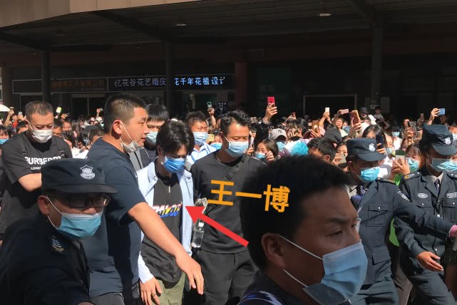 王一博罕见谈爆红困扰,私生紧盯连门都出不去!言语无奈又绝望