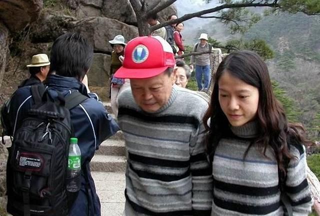 杨振宁与翁帆夫妇虽然相差54岁,但是他们俩秀起"时髦感""洒狗粮"毫不