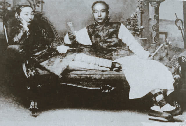 100年前老照片图7是太监睡觉的样子图9背着正妻抽大烟的小妾