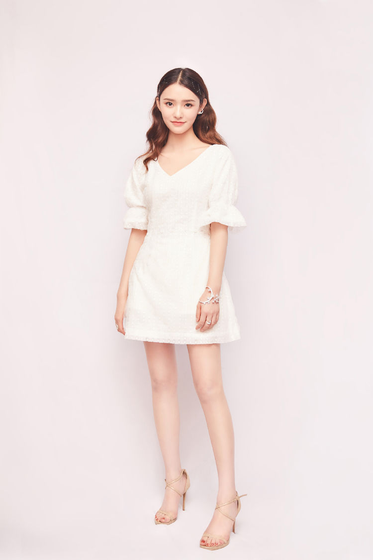 林允失误了,短针织衫 牛仔裤,自信秀腰却不料被吐槽"有点胖"