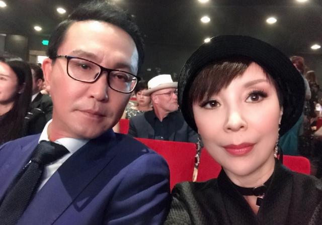 吴刚的妻子气质也太好了吧,身段婀娜似少女,难怪吴刚不撒手