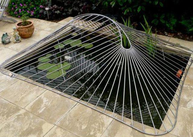 3,把防护网平整的铺在鱼塘上面我们可以购买平整的防护网,然后把它