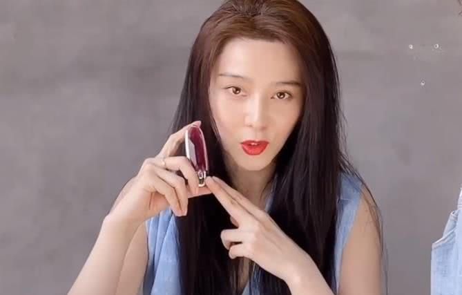 范冰冰测评口红,十级美颜再现"蛇精脸",肚子一圈肉很真实