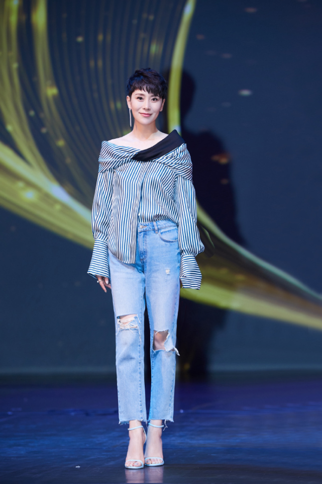 海清43岁还显得如此年轻,衬衫配牛仔蓝减龄时髦衣服穿对真重要