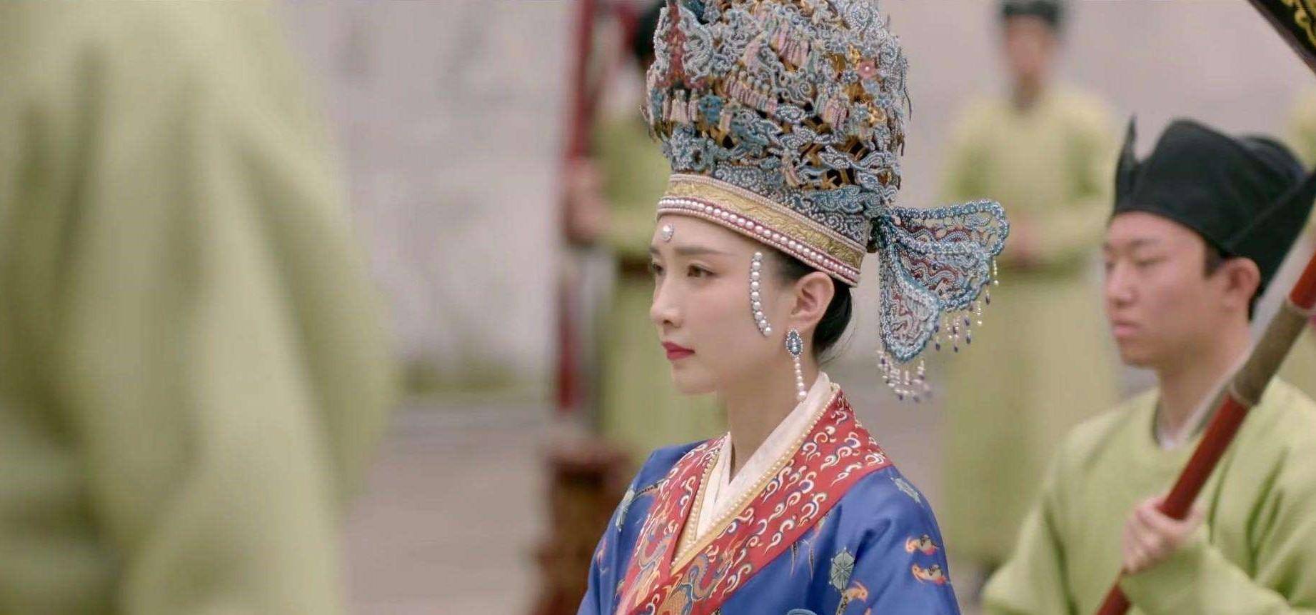 由江疏影演绎的曹皇后,完美还原了历史上的宋朝皇后的形象,头戴凤冠