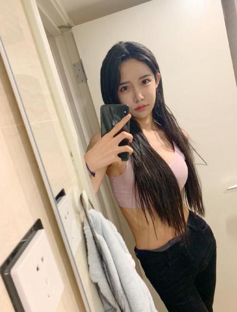 艾比开始转行做"吃播"了,下巴却意外抢镜了,真怕会突然变形