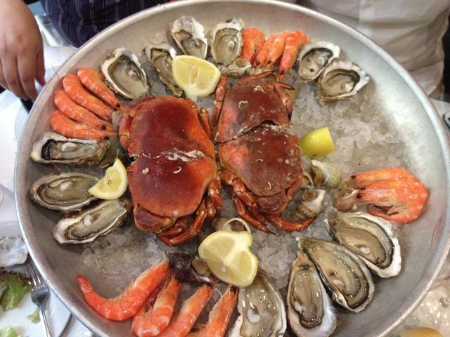 老外现场生吃海鲜,感叹国外水质好,中国网友:难怪老外这么少!