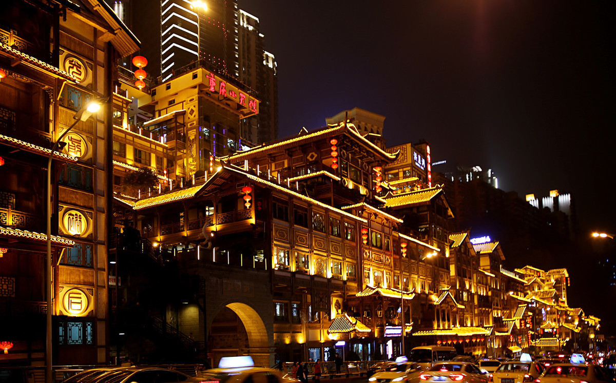 洪崖洞浓缩了重庆三千年历史沉淀,融重庆独特的巴渝民俗文化,山地民居