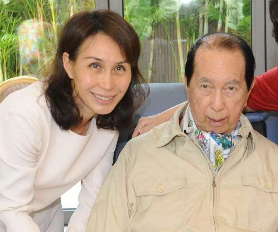 赌王二房千金56岁或迎第二春何超凤携神秘男子同逛超市