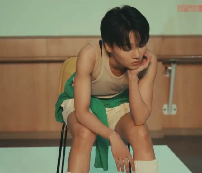 有种气场全开叫刘雨昕以为背心造型够帅见到西装照后我心动了