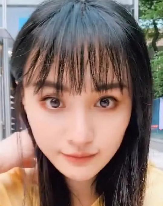 郑爽坐路边自拍,牛仔裤人字拖接地气