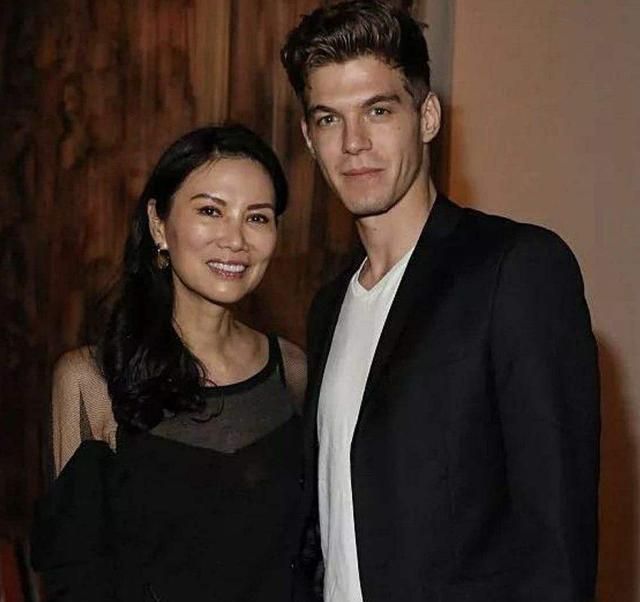 都是嫁大37岁老公,饶芯语收获爱情,而邓文迪同遮不同柄?