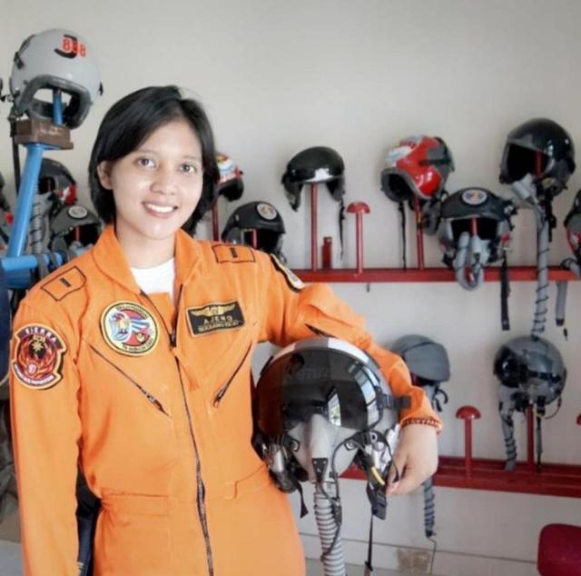 印尼首位女空军飞行员亮相,身着制服靓丽大方,被捧为惊奇队长
