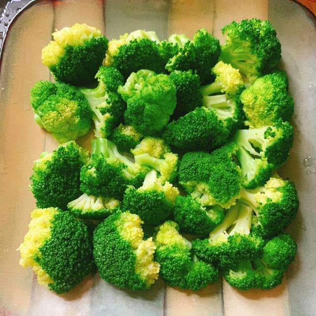第三步把西蓝花摆盘.