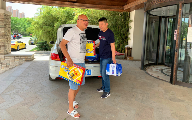 天海球员太心酸了,连饭都难吃到,球迷送饮料上门慰问!