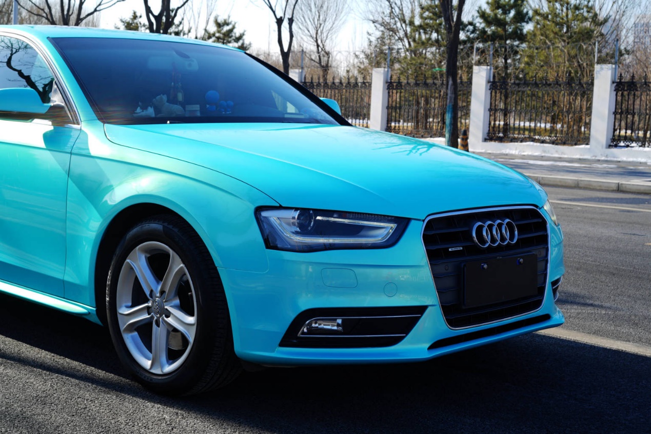 奥迪a4l改色珊瑚海蓝让这家人的自驾游充满亮点