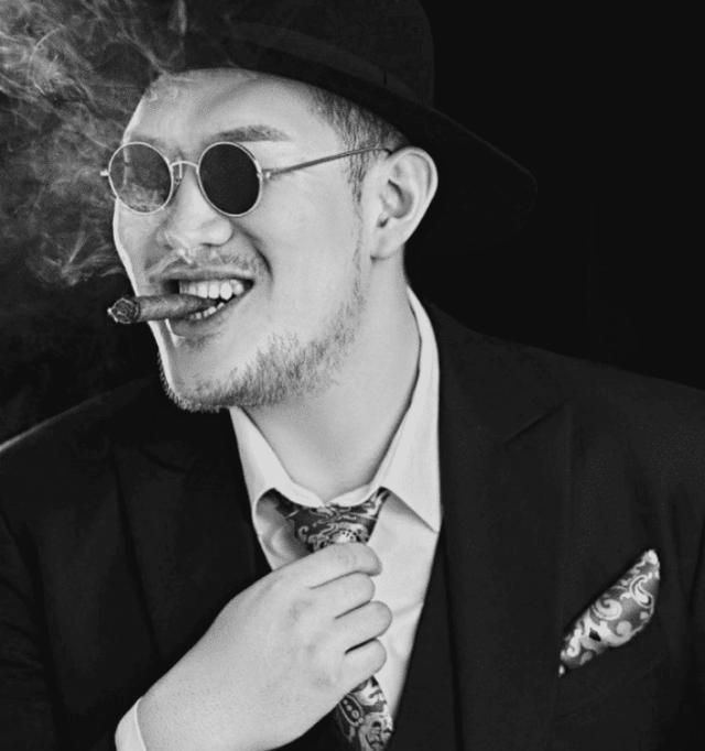 《庆余年》中程巨树的真实颜值,穿西装,戴墨镜,秒