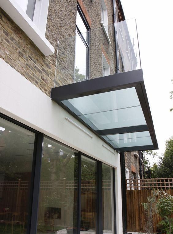 不说别的,光搭个阳台国外都比国内任性,玻璃地面,360度做采光