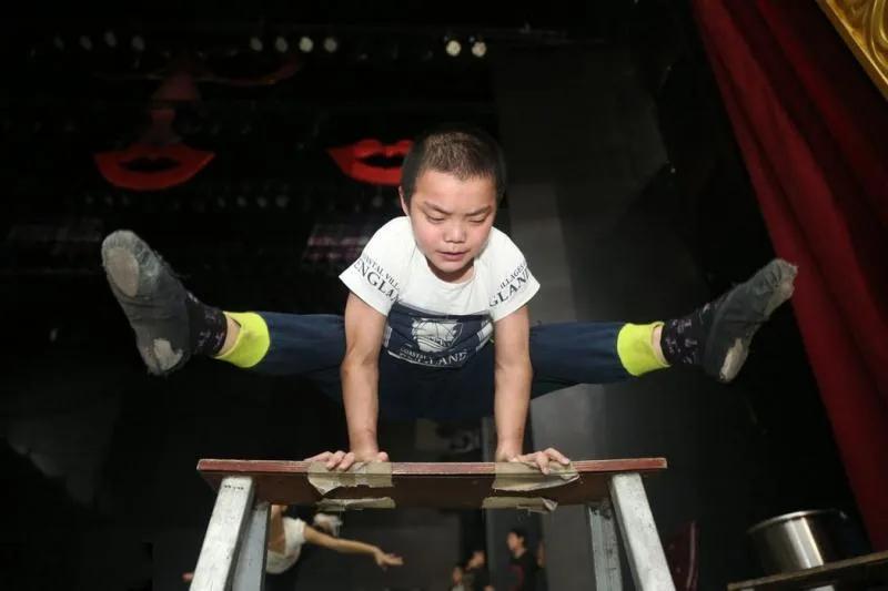 杂技班里的童年