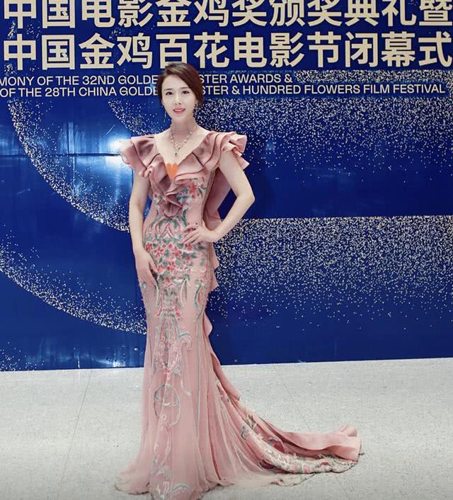 颜丹晨走红毯惊现"括号臀",一袭深v领玫瑰金连衣裙,高级华丽