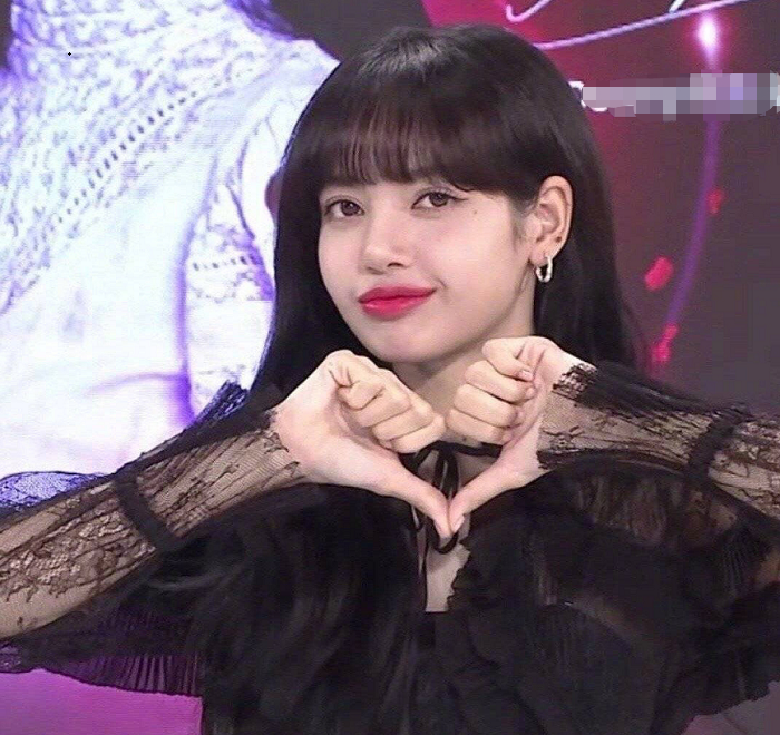 lisa直播状态气色好,现场比心互动超甜美看到她大长腿我酸了