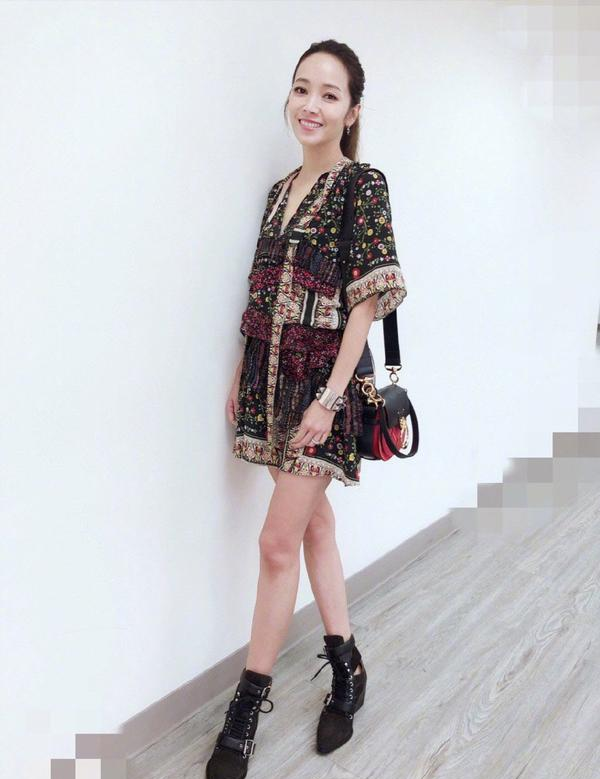 42岁侯佩岑"宝刀未老",浅色露肩开衫配白短裤,尤物身段太绝