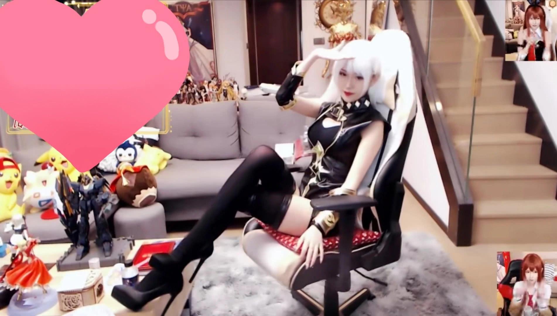 腐团儿也有很多经典的cos作品,最近她cos了saber,也就是亚瑟王这个