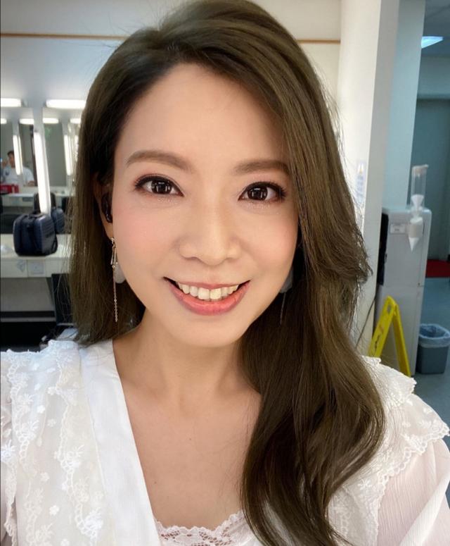 香港小天后被同学曝出年龄造假明明41岁却谎称29岁太夸张