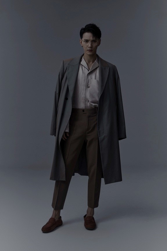 徐正溪杂志大片太会拍 儒雅绅士切换酷飒范儿说来就来