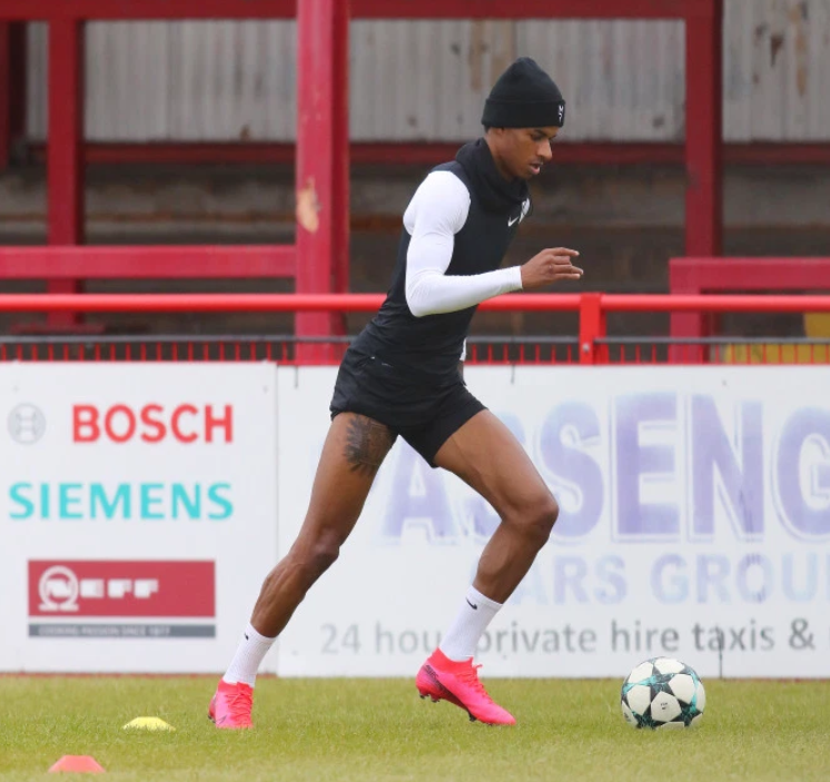 曼联全队返回基地接受检测 帝星伤愈已恢复有球训练,|索尔斯克亚