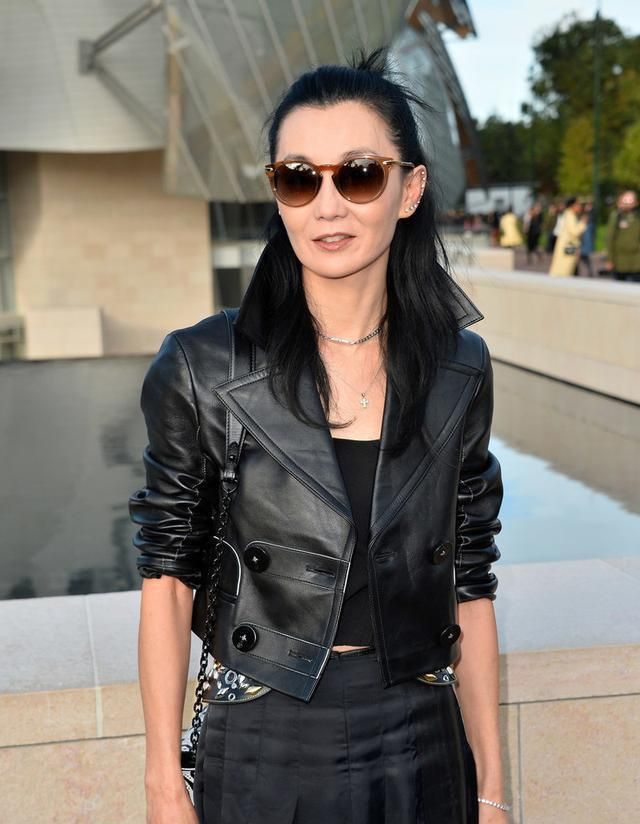 55岁张曼玉穿皮衣秀身材,黑丝长腿还是那么魅力,让人羡慕了